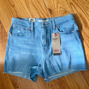 Brand new LEVI’s high-rise shorts!